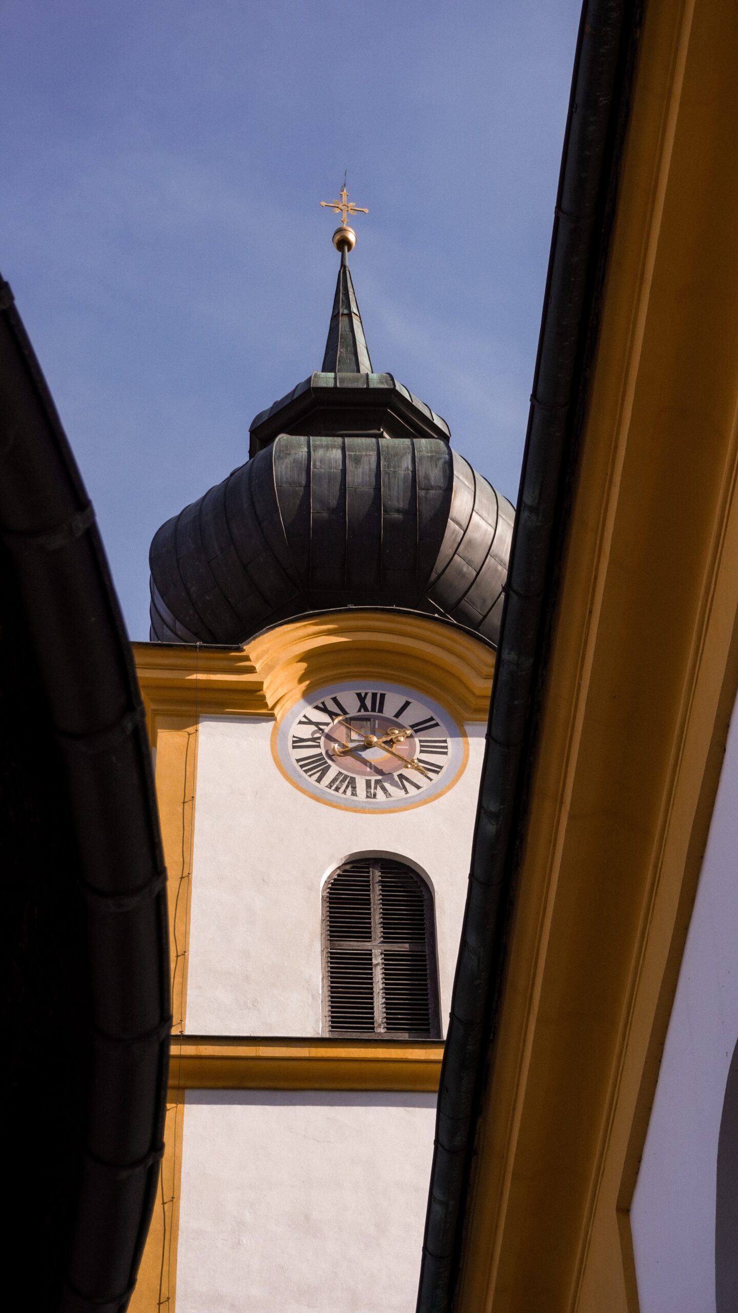 Gelbweißer Kirchturm
