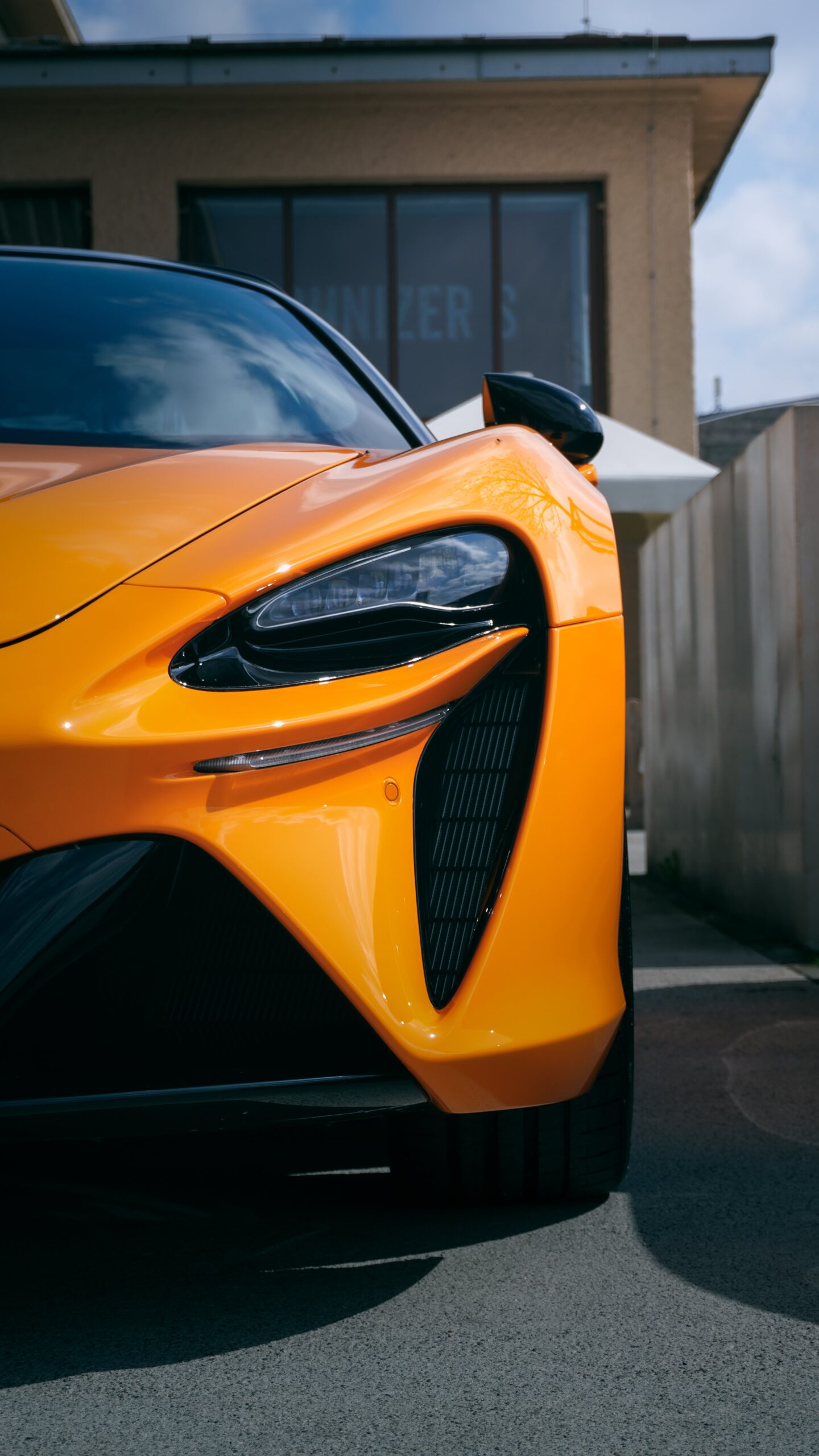 Scheinwerfer eines orangenen McLaren 720