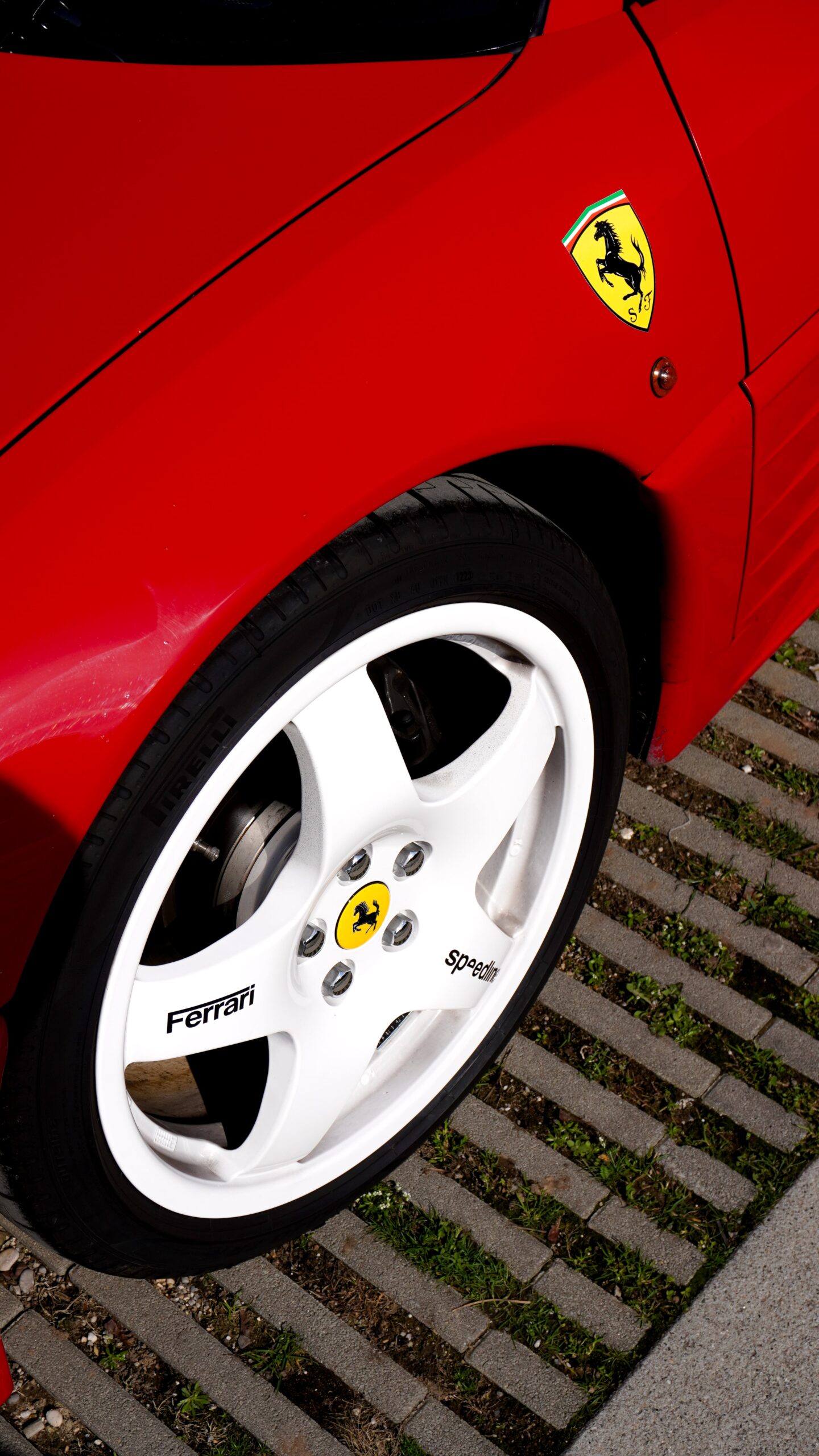 Weiße Felgen auf einem roten Ferrari