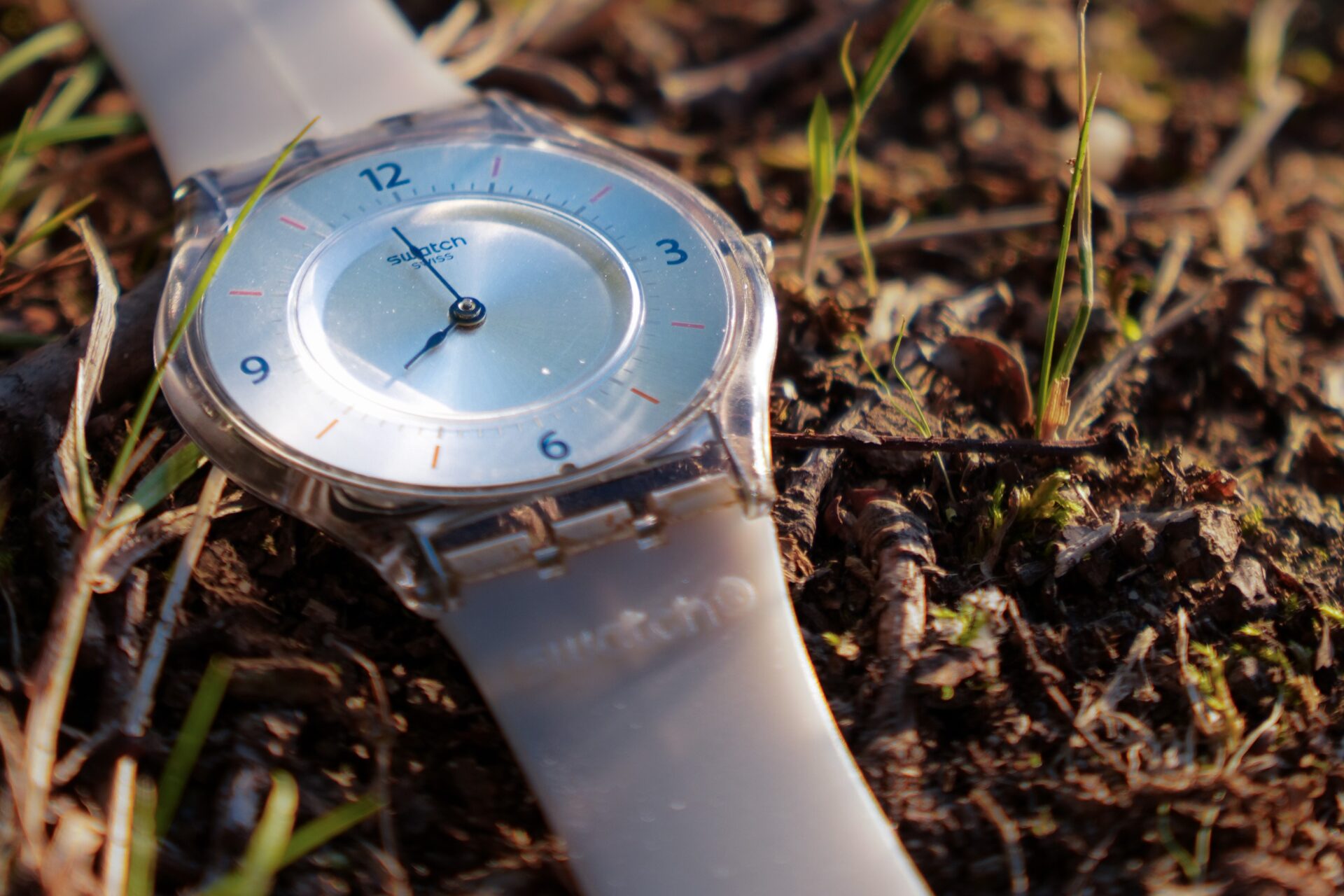 Eine Swatch Uhr liegt auf der Erde