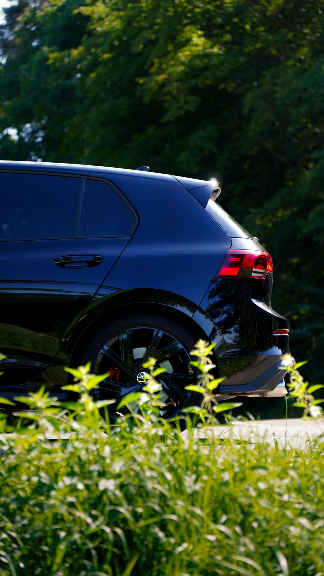 Schwarzer Golf GTI, Heckansicht von der Seite