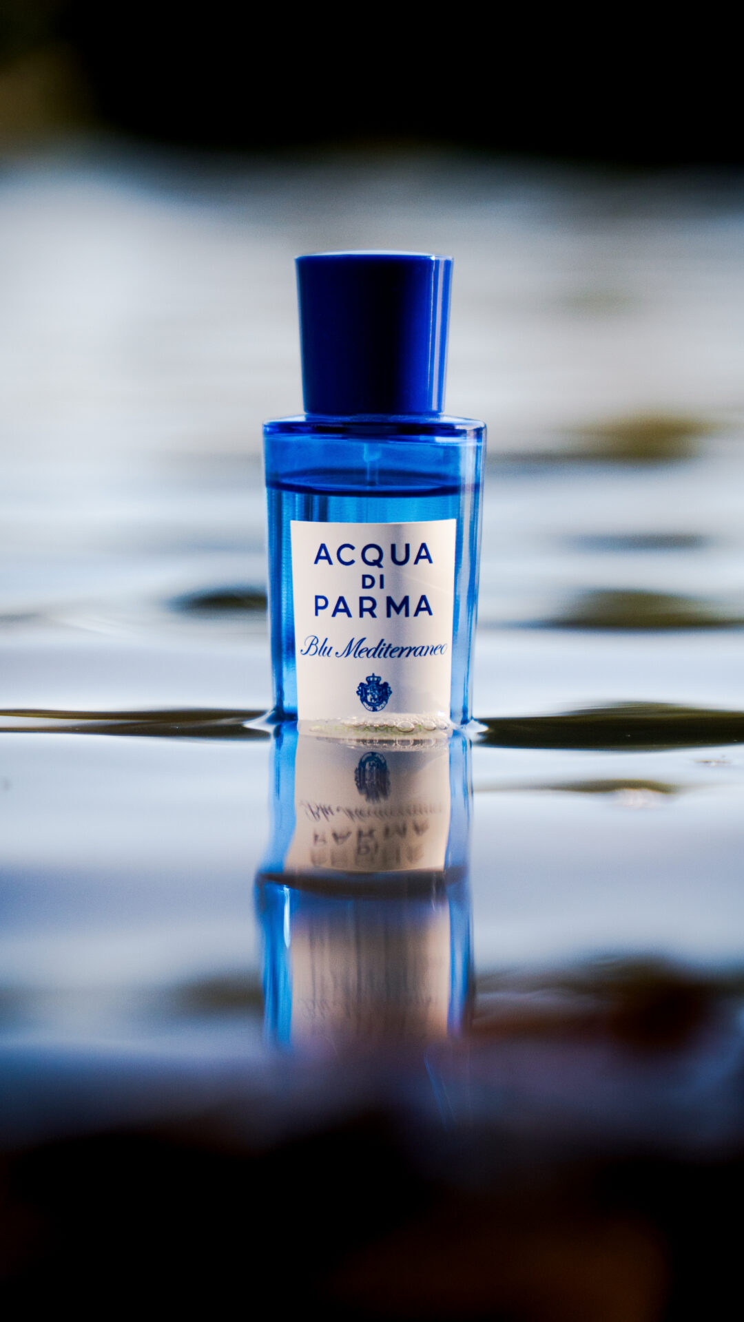 Parfüm von Acqua di Parma im Wasser