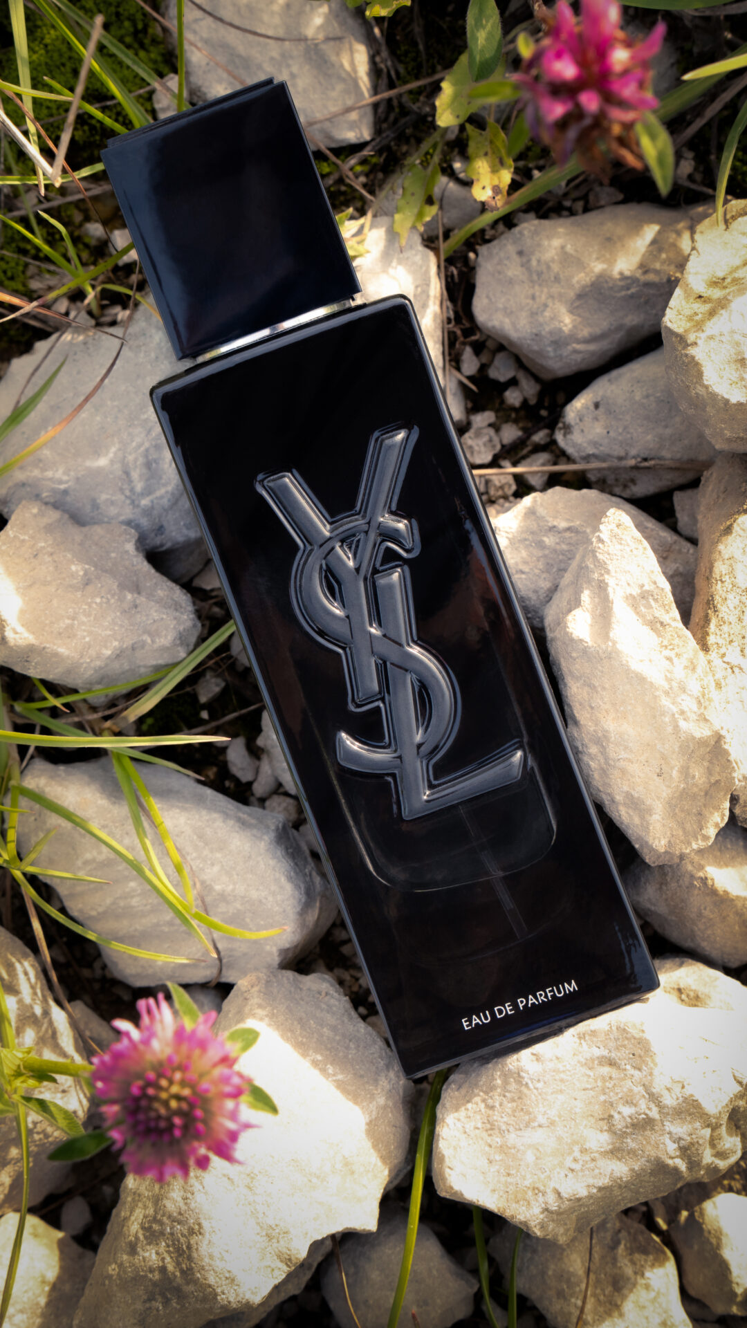Parfüm von Yves Saint Laurent auf einem Steinbett