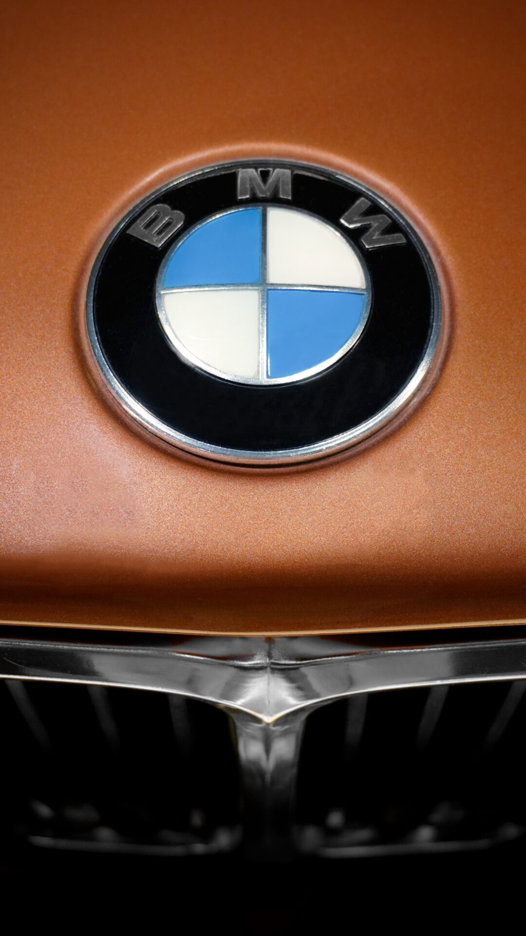 BMW-Logo auf einem beigen 5er aus den 70ern